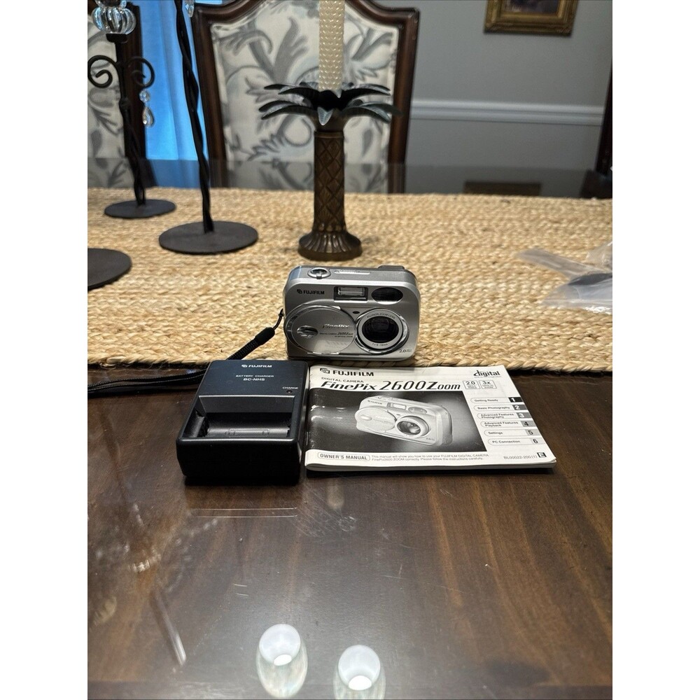 Fujifilm FinePix 2600 Zoom 3x Optical Zoom Portable Compact Digital Camera Works
